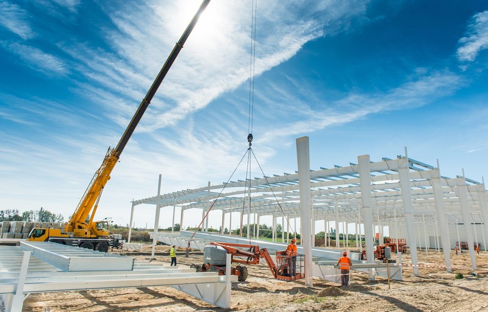 Dźwig – niezawodne wsparcie w pracach ciężkich i wysokościowych