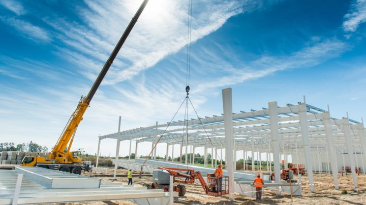 Dźwig – niezawodne wsparcie w pracach ciężkich i wysokościowych